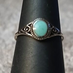 Elegant 925 Sterling Silver Filigree Ring Featuring a Round Turquoise Stone